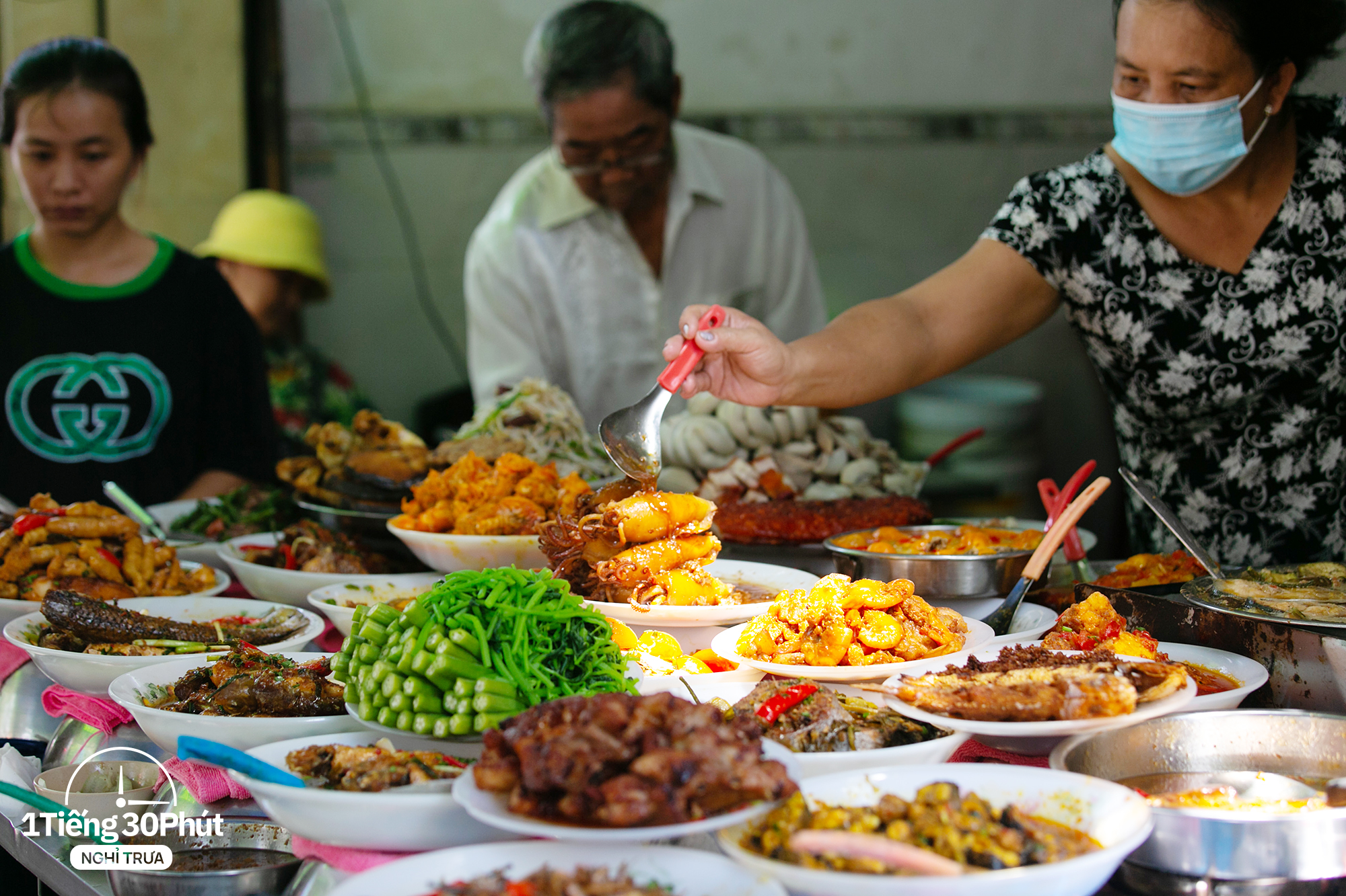 Hàng cơm trưa nổi tiếng phục vụ các "đại gia" công sở, toàn các sếp chạy ô tô xa xỉ, tay ga đắt tiền sẵn sàng nhẹ nhàng chi mỗi ngày 100k - 200k/suất cơm - Ảnh 2. Hàng cơm trưa nổi tiếng phục vụ các "đại gia" công sở, toàn các sếp chạy ô tô xa xỉ, tay ga đắt tiền sẵn sàng nhẹ nhàng chi mỗi ngày 100k - 200k/suất cơm - Ảnh 2.