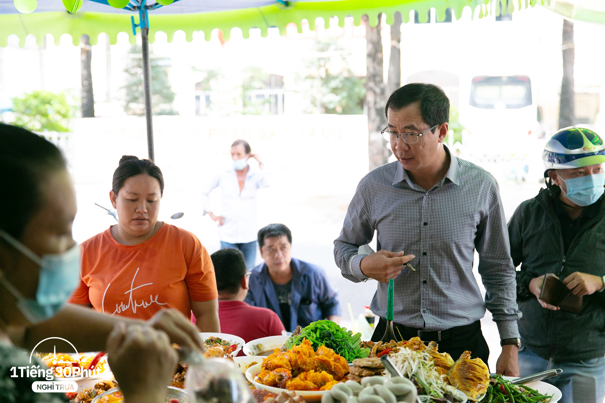 Hàng cơm trưa nổi tiếng phục vụ các "đại gia" công sở, toàn các sếp chạy ô tô xa xỉ, tay ga đắt tiền sẵn sàng nhẹ nhàng chi mỗi ngày 100k - 200k/suất cơm - Ảnh 8. Hàng cơm trưa nổi tiếng phục vụ các "đại gia" công sở, toàn các sếp chạy ô tô xa xỉ, tay ga đắt tiền sẵn sàng nhẹ nhàng chi mỗi ngày 100k - 200k/suất cơm - Ảnh 8.