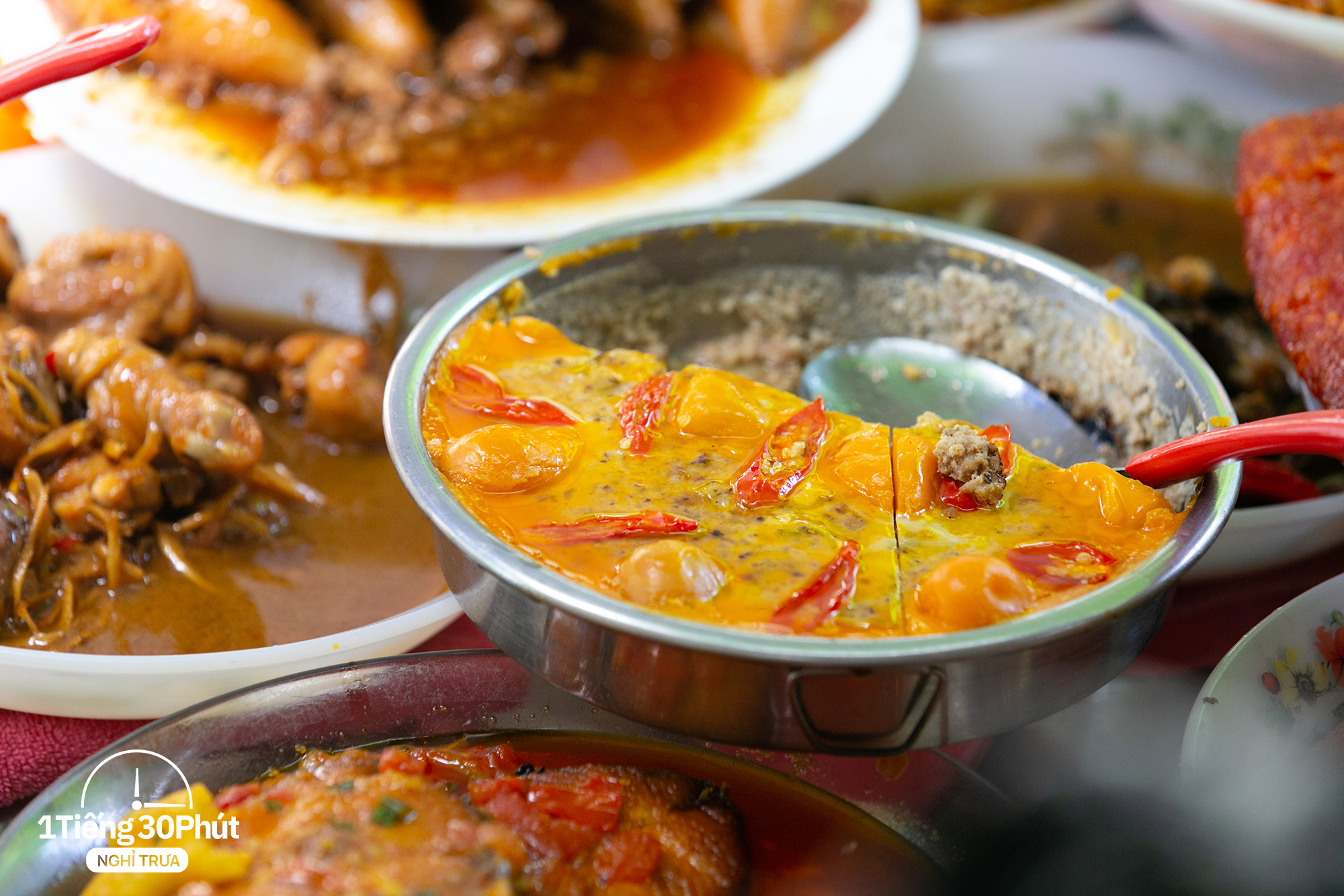 Hàng cơm trưa nổi tiếng phục vụ các "đại gia" công sở, toàn các sếp chạy ô tô xa xỉ, tay ga đắt tiền sẵn sàng nhẹ nhàng chi mỗi ngày 100k - 200k/suất cơm - Ảnh 4. Hàng cơm trưa nổi tiếng phục vụ các "đại gia" công sở, toàn các sếp chạy ô tô xa xỉ, tay ga đắt tiền sẵn sàng nhẹ nhàng chi mỗi ngày 100k - 200k/suất cơm - Ảnh 4.