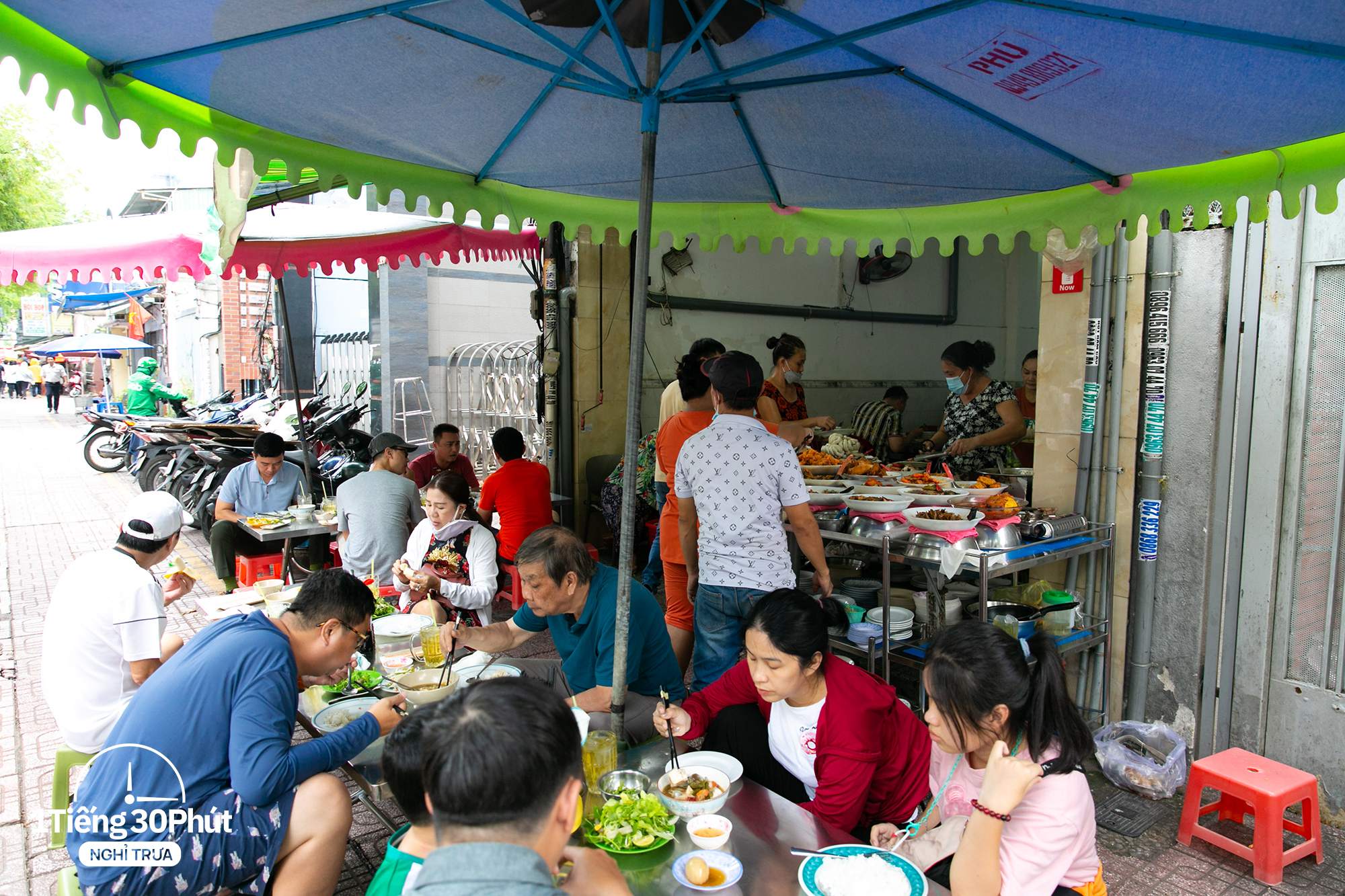 Hàng cơm trưa nổi tiếng phục vụ các "đại gia" công sở, toàn các sếp chạy ô tô xa xỉ, tay ga đắt tiền sẵn sàng nhẹ nhàng chi mỗi ngày 100k - 200k/suất cơm - Ảnh 10. Hàng cơm trưa nổi tiếng phục vụ các "đại gia" công sở, toàn các sếp chạy ô tô xa xỉ, tay ga đắt tiền sẵn sàng nhẹ nhàng chi mỗi ngày 100k - 200k/suất cơm - Ảnh 10.