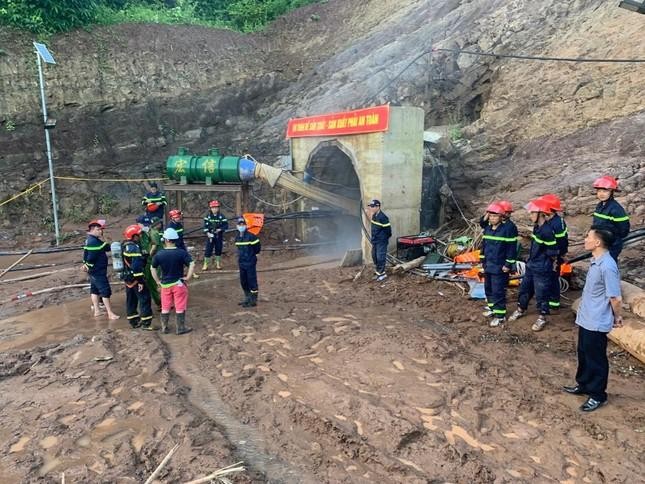 Nóng: Gấp rút giải cứu công nhân mắc kẹt trong hầm thủy điện ở Điện Biên - Ảnh 8.