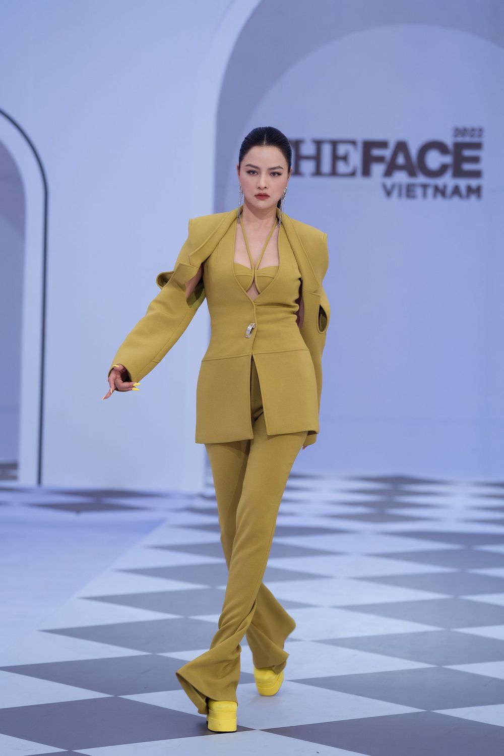 Hoa hậu Kỳ Duyên, Minh Triệu khoe khả năng catwalk - Ảnh 1.