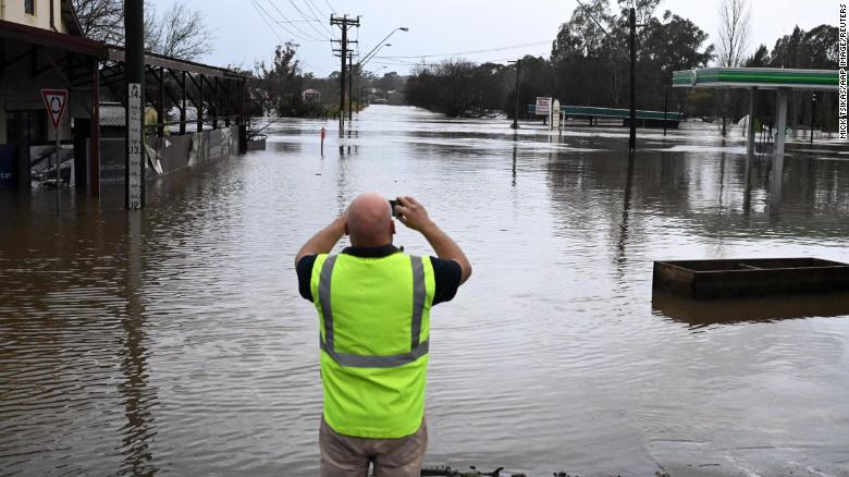 Úc ra lệnh sơ tán, người dân tuyệt vọng vì lũ lụt - Ảnh 3.