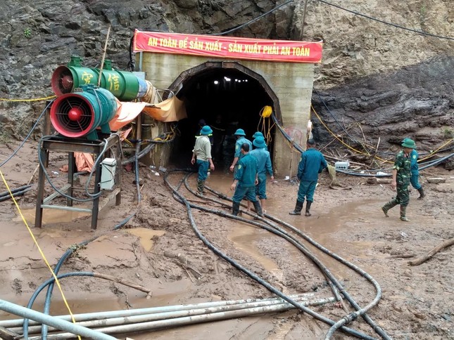 Nóng: Gấp rút giải cứu công nhân mắc kẹt trong hầm thủy điện ở Điện Biên - Ảnh 1.