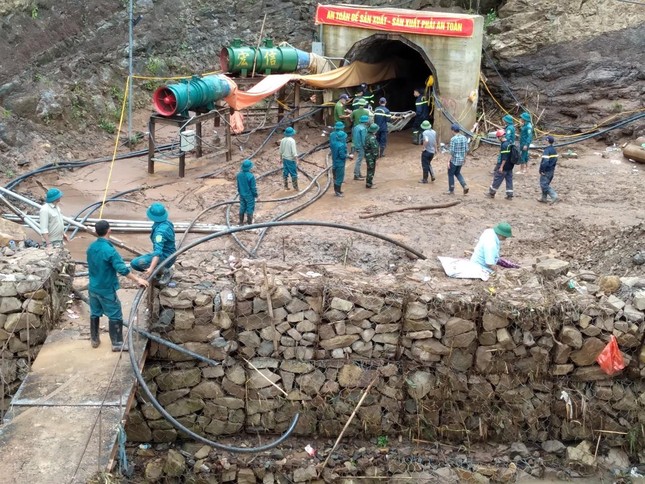 Nóng: Gấp rút giải cứu công nhân mắc kẹt trong hầm thủy điện ở Điện Biên - Ảnh 2.