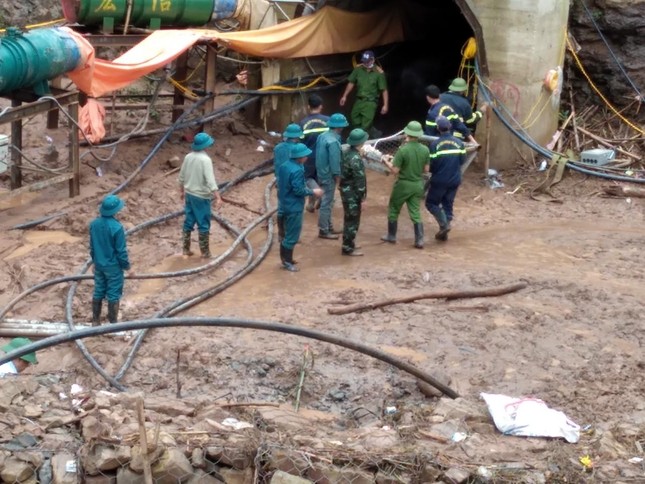 Nóng: Gấp rút giải cứu công nhân mắc kẹt trong hầm thủy điện ở Điện Biên - Ảnh 3.