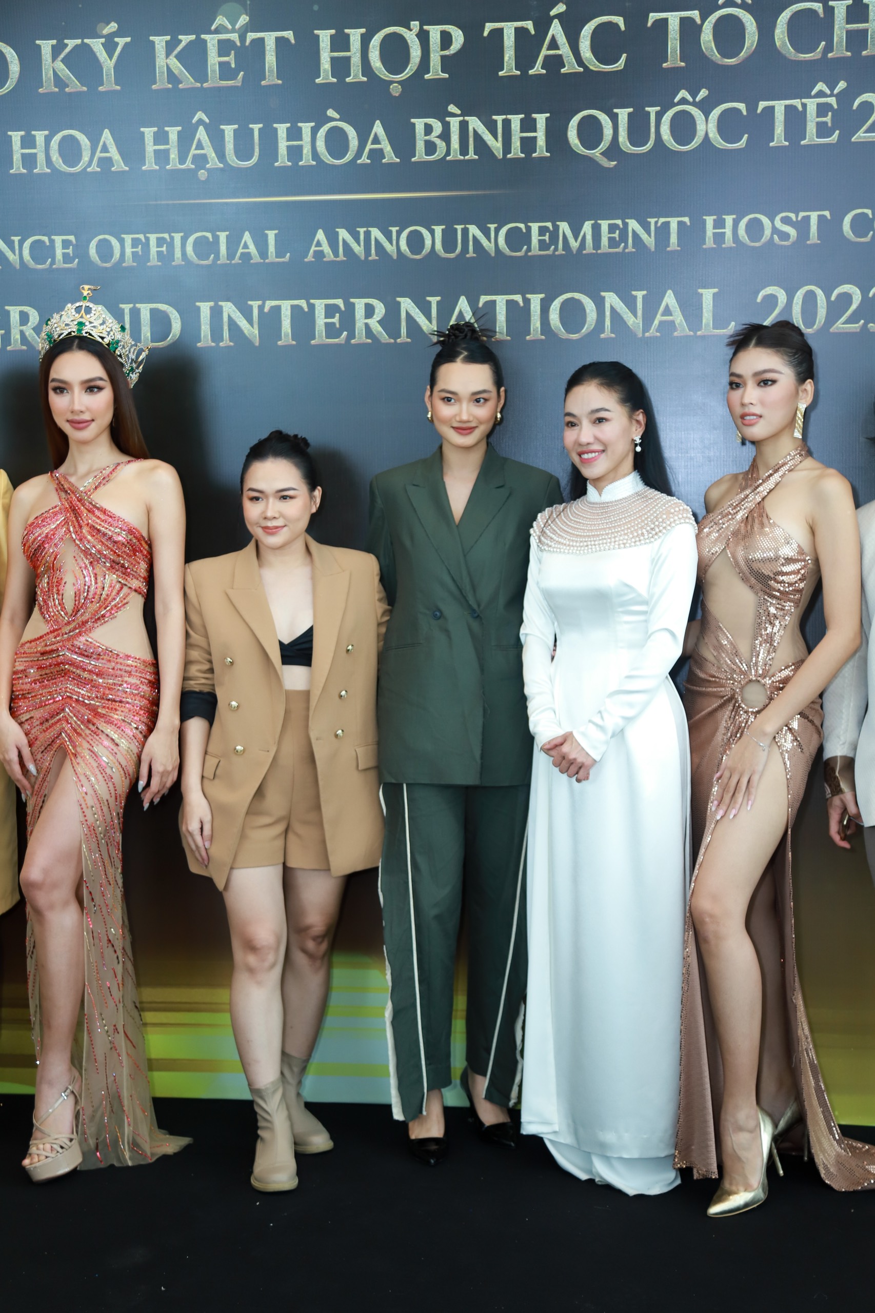 Dàn Hoa hậu Vbiz đọ nhan sắc tại họp báo Miss Grand International 2023: Thùy Tiên chiếm spotlight giữa các đàn chị kỳ cựu - Ảnh 9.