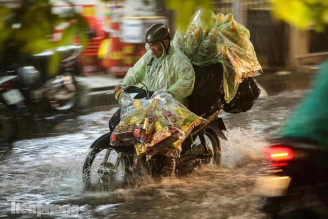 Người dân Thủ đô chật vật về nhà trong cơn mưa trắng trời - Ảnh 2.