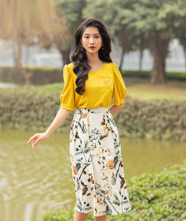 Chân váy hoa hot dịp hè, nàng diện 10 outfit này sẽ sành điệu - Ảnh 3.