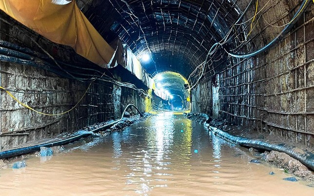 Vợ công nhân bị lũ cuốn vào hầm thủy điện ở Điện Biên chờ chồng suốt 48 tiếng - Ảnh 5.