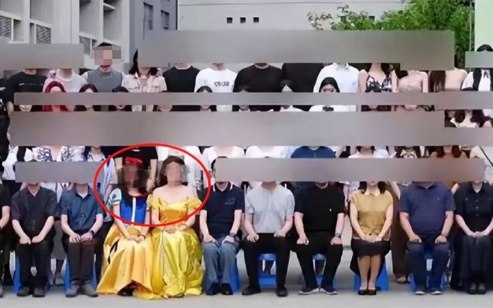 Bức ảnh tốt nghiệp của trường cao đẳng ở Trung Quốc dấy lên tranh cãi: Người học cao hiểu rộng chưa chắc biết hành xử lịch sự?