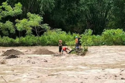4 người cheo leo giữa dòng nước lũ trước khi bị cuốn trôi - Ảnh 1. 4 người cheo leo giữa dòng nước lũ trước khi bị cuốn trôi - Ảnh 1.