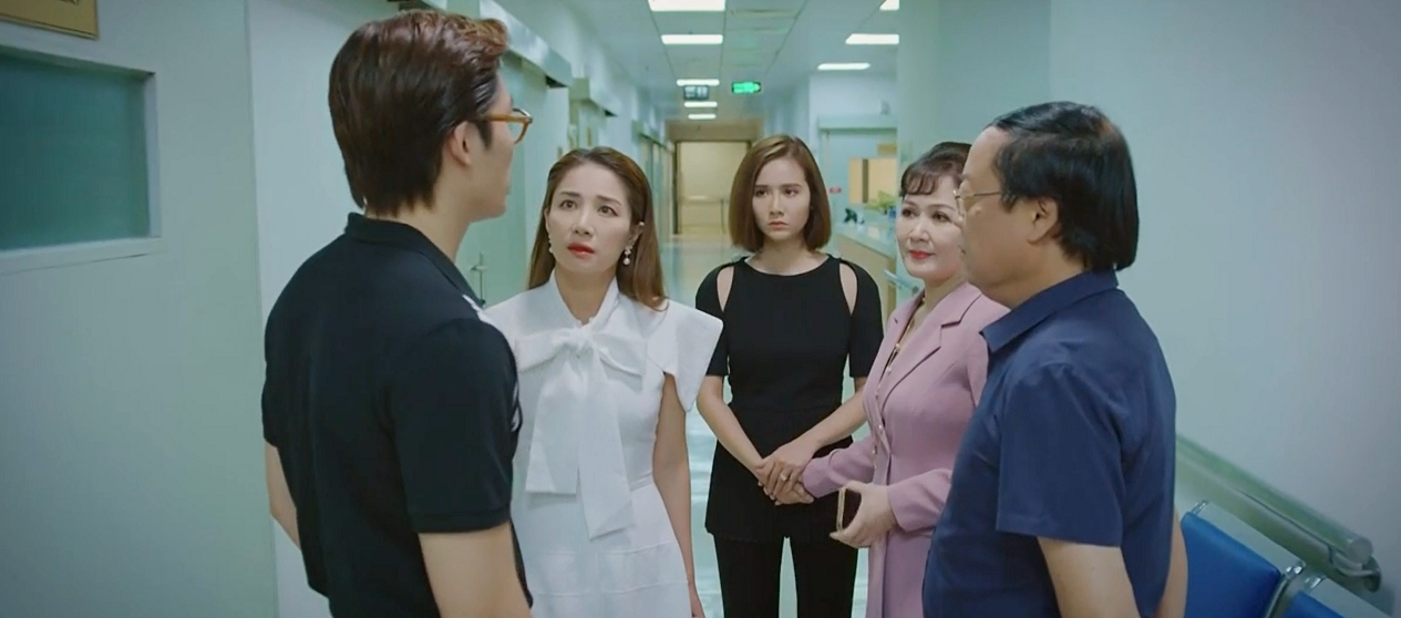 Thương ng&agrave;y nắng về: Bố Duy giả vờ bị đột quỵ, "vạch mặt" loạt nh&acirc;n vật đứng trong b&oacute;ng tối? - Ảnh 5.