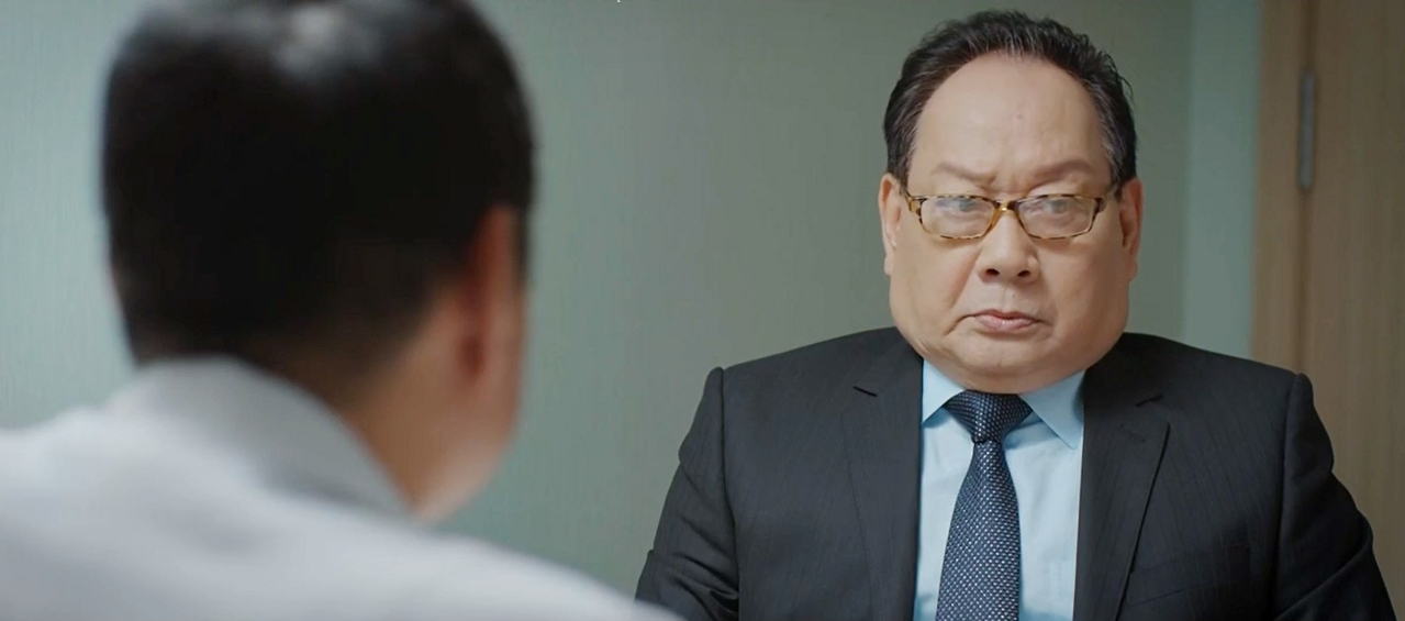 Thương ng&agrave;y nắng về: Bố Duy giả vờ bị đột quỵ, "vạch mặt" loạt nh&acirc;n vật đứng trong b&oacute;ng tối? - Ảnh 2.