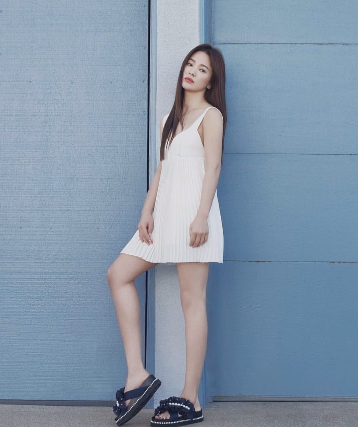 Song Hye Kyo mặc váy hai dây tuyệt đẹp, tôn &quot;bờ vai mắc áo&quot; cực phẩm - Ảnh 4.