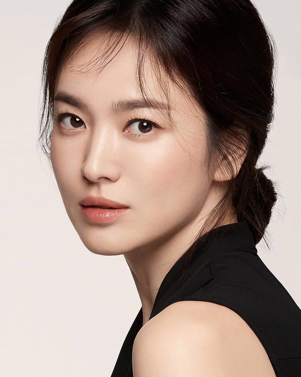 Song Hye Kyo thả dáng cực sang chảnh ở trời Tây, vẻ ngoài thay đổi hoàn toàn