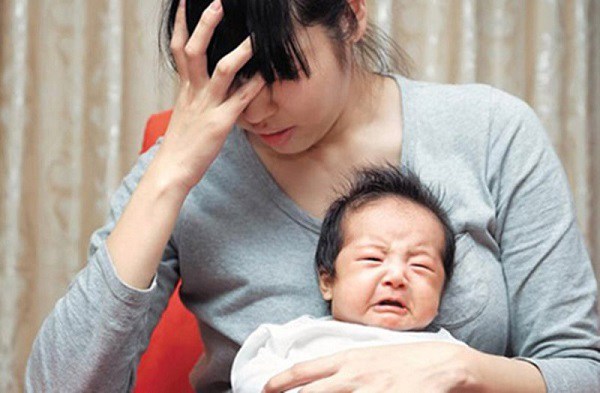 Nữ sinh Quảng Bình trầm cảm sau sinh tự cầm dao rạch bụng - Ảnh 1.