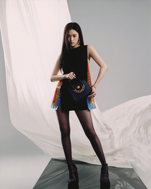 Váy Versace 2.000 USD cháu gái gia tộc Samsung mặc cháy hàng - Ảnh 2.