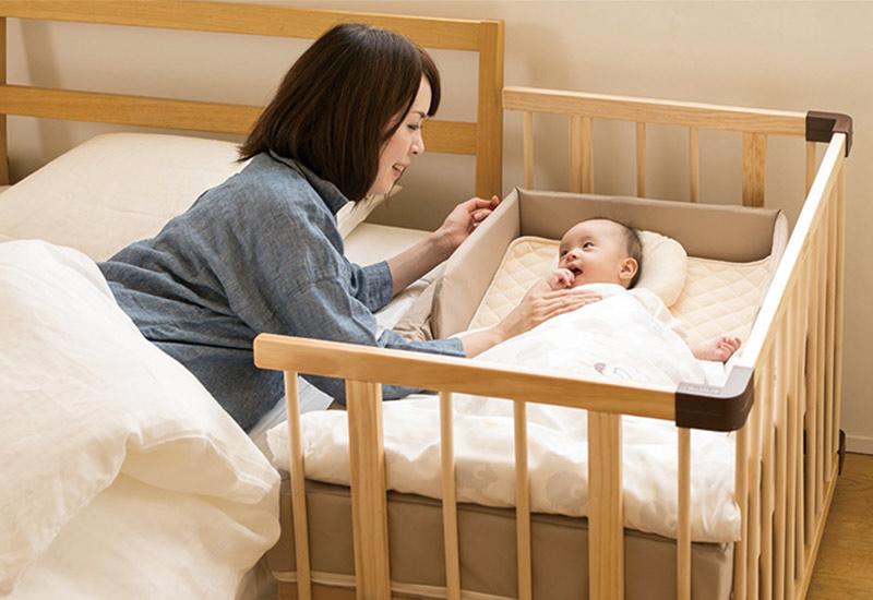 Dù con ngủ chung hay riêng, bố mẹ đều phải nhớ loạt nguyên tắc này để bé không gặp nguy hiểm - Ảnh 1.