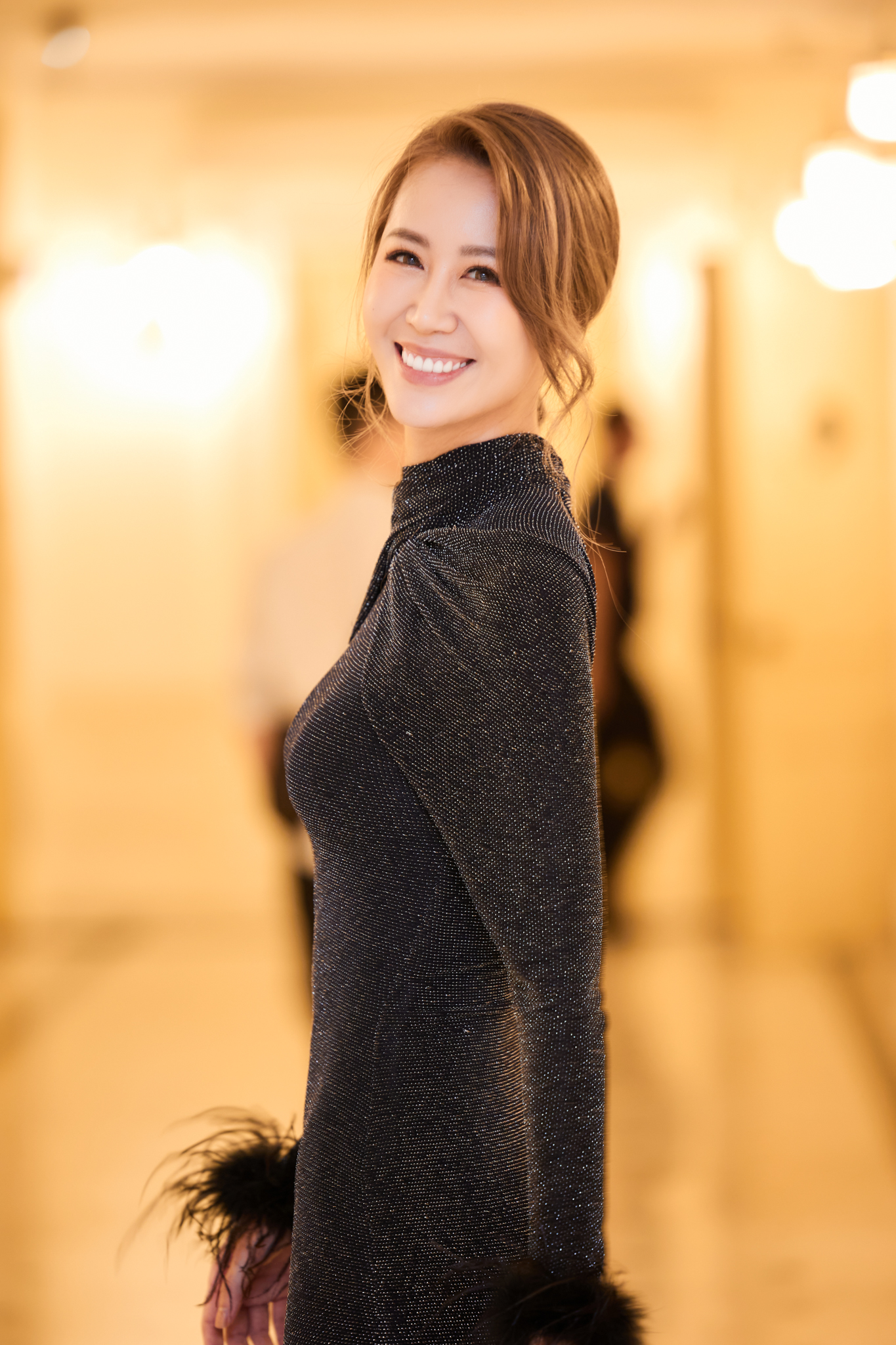 Hoa hậu Dương Thùy Linh xinh đẹp rạng rỡ ở tuổi 38  - Ảnh 1.