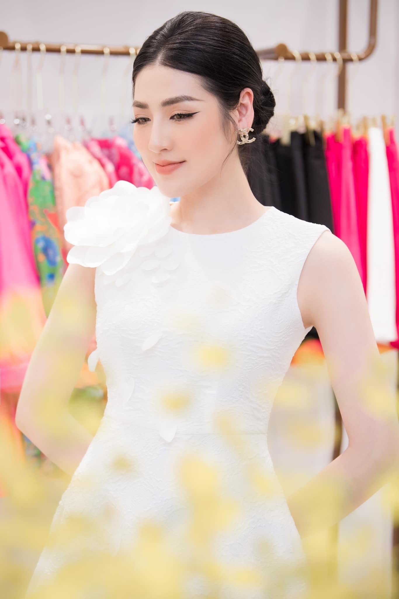 Lương Thùy Linh khoe body 'đồng hồ cát' sexy với bikini, Á hậu Hoàng Anh sành điệu với váy màu neon - Ảnh 10.