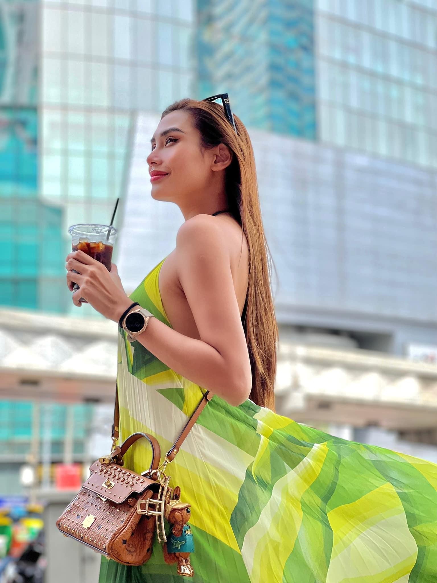 Lương Thùy Linh khoe body 'đồng hồ cát' sexy với bikini, Á hậu Hoàng Anh sành điệu với váy màu neon - Ảnh 13.