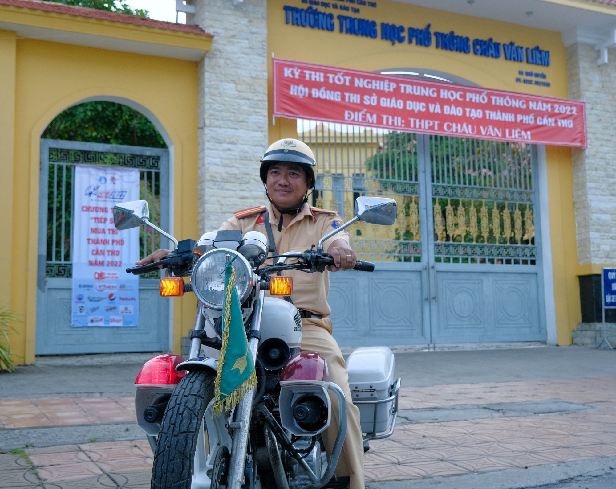 Đang tuần tra, CSGT chở thí sinh về nhà lấy giấy báo dự thi - Ảnh 2.