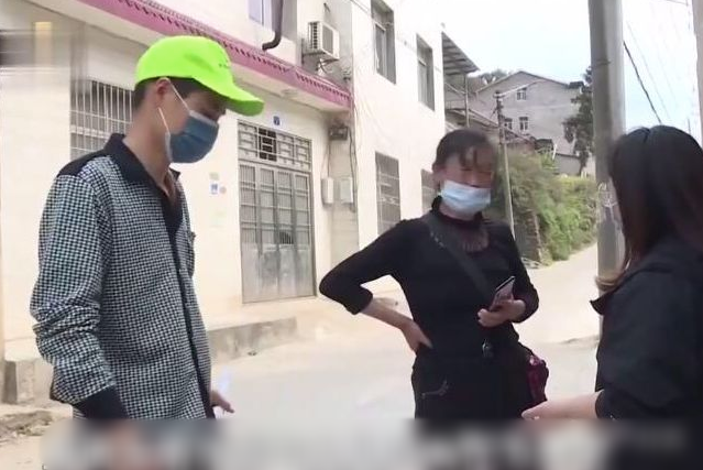 Chiếc mũ kỳ lạ trên tay người đàn ông và câu chuyện về thân thế cậu con trai khiến tất cả sững sờ! - Ảnh 3. Chiếc mũ kỳ lạ trên tay người đàn ông và câu chuyện về thân thế cậu con trai khiến tất cả sững sờ! - Ảnh 3.