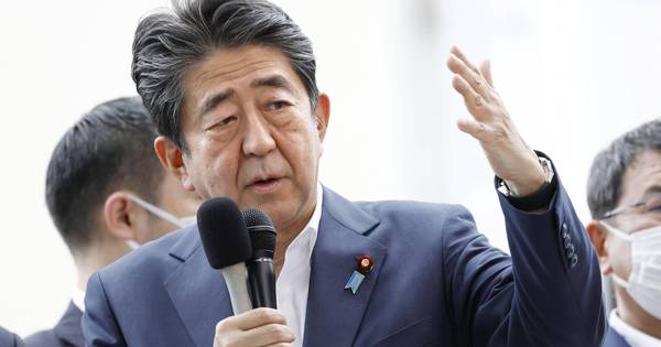 Đồng yên tăng giá, chứng khoán Nhật đảo chiều sau tin cựu Thủ tướng Shinzo Abe bị bắn ngã gục - Ảnh 1.