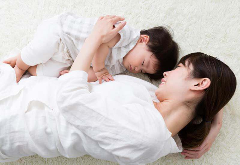 Dù con ngủ chung hay riêng, bố mẹ đều phải nhớ loạt nguyên tắc này để bé không gặp nguy hiểm - Ảnh 3.