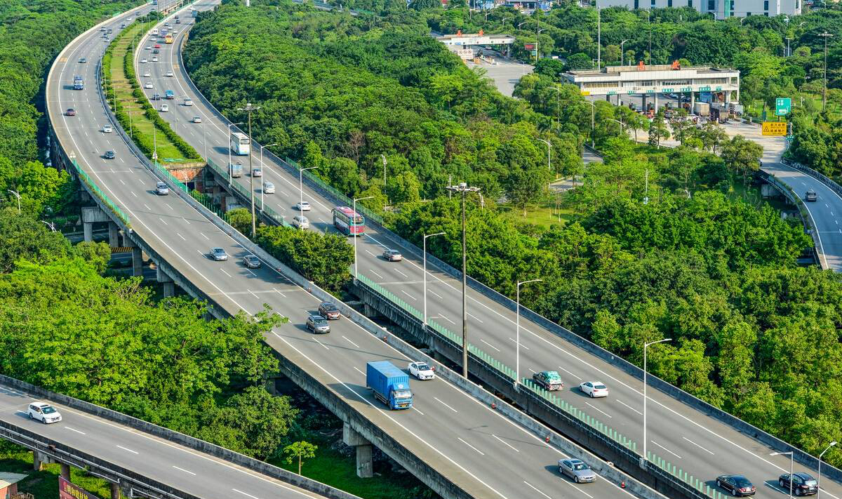 Cao tốc Quảng - Thâm: Hành trình đầy hưng khởi trên cao tốc Quảng - Thâm nổi tiếng với vẻ đẹp tự nhiên tuyệt đẹp cùng cơ sở hạ tầng hiện đại. Là điểm dừng chân lý tưởng cho những chuyến đi đường dài, hãy cùng khám phá chân trời mới trên cao tốc này.
