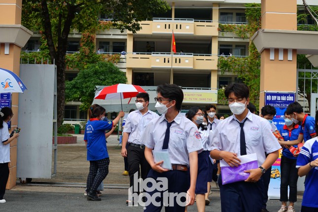 Đề thi tốt nghiệp THPT Quốc gia môn Tiếng Anh “dễ thở”, sĩ tử dự đoán “cơn mưa điểm 10” - Ảnh 1.