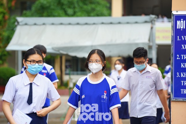 Đề thi tốt nghiệp THPT Quốc gia môn Tiếng Anh “dễ thở”, sĩ tử dự đoán “cơn mưa điểm 10” - Ảnh 2.