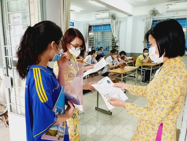 TPHCM: Đình chỉ 6 thí sinh vì mang điện thoại vào phòng thi - Ảnh 1. TPHCM: Đình chỉ 6 thí sinh vì mang điện thoại vào phòng thi - Ảnh 1.
