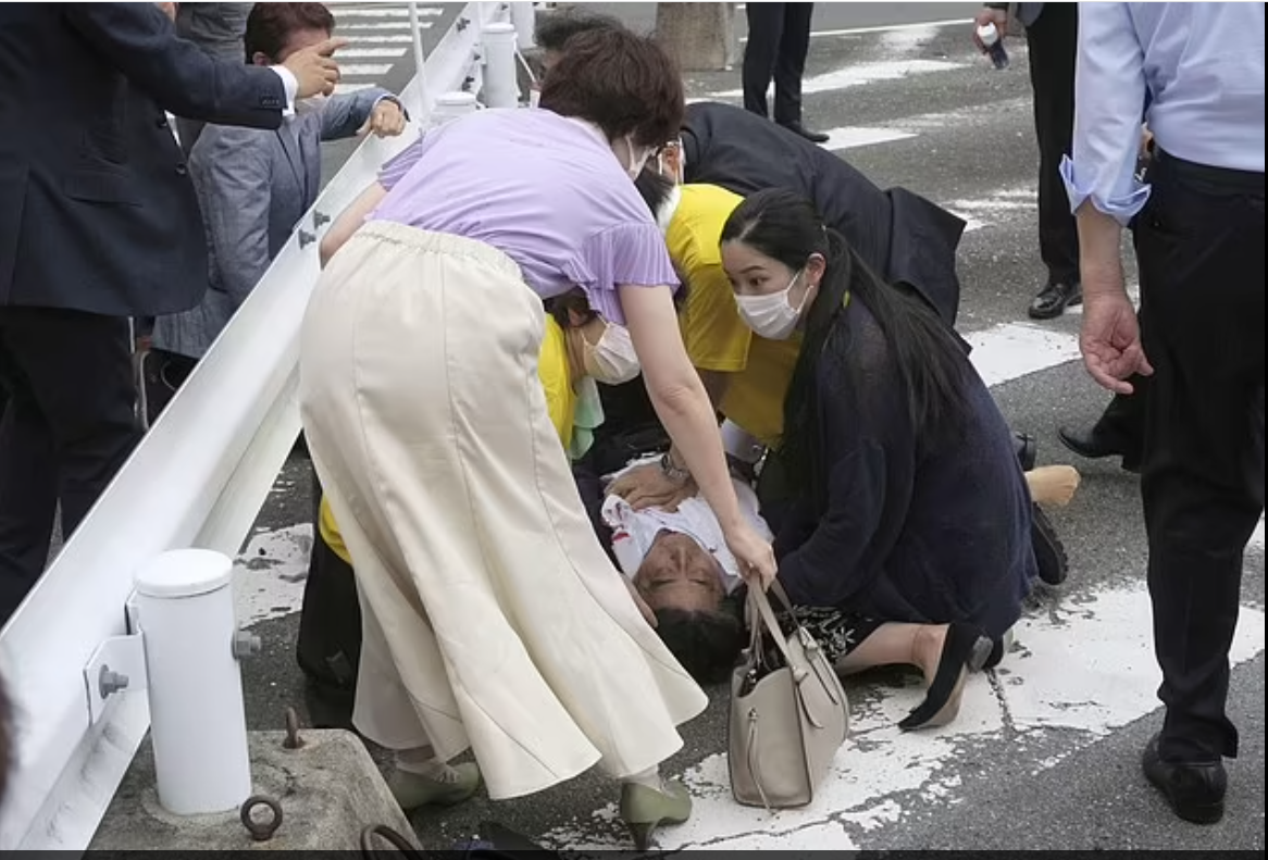 NÓNG: Cựu Thủ tướng Nhật Bản Abe Shinzo bị bắn, không còn dấu hiệu sống - Ảnh 2.