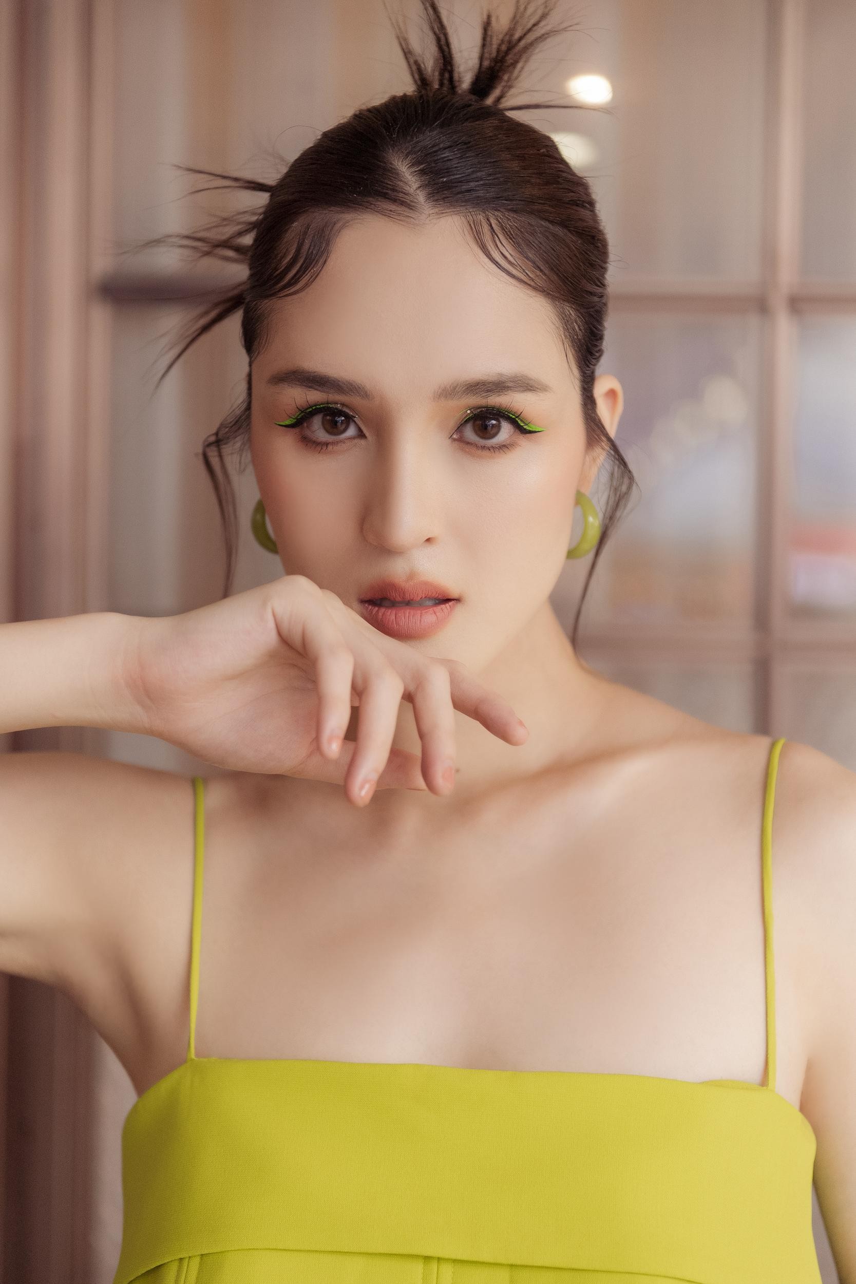 Lương Thùy Linh khoe body 'đồng hồ cát' sexy với bikini, Á hậu Hoàng Anh sành điệu với váy màu neon - Ảnh 5.