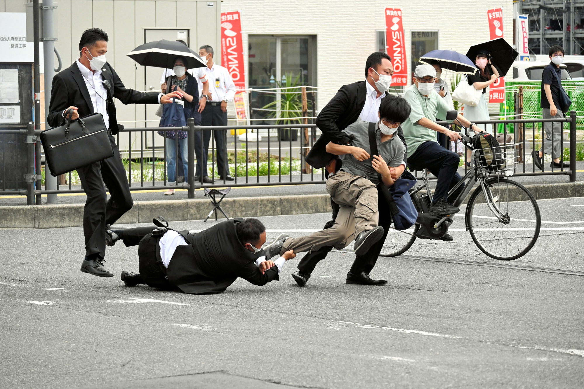 Ông ngoại cựu Thủ tướng Abe Shinzo từng bị ám sát - Ảnh 1.