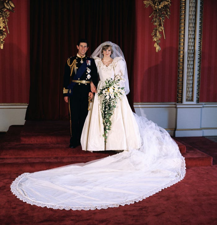 Dù mang tính kinh điển nhưng váy cưới của Công nương Diana bị đánh giá có rất nhiều vấn đề - Ảnh 2.