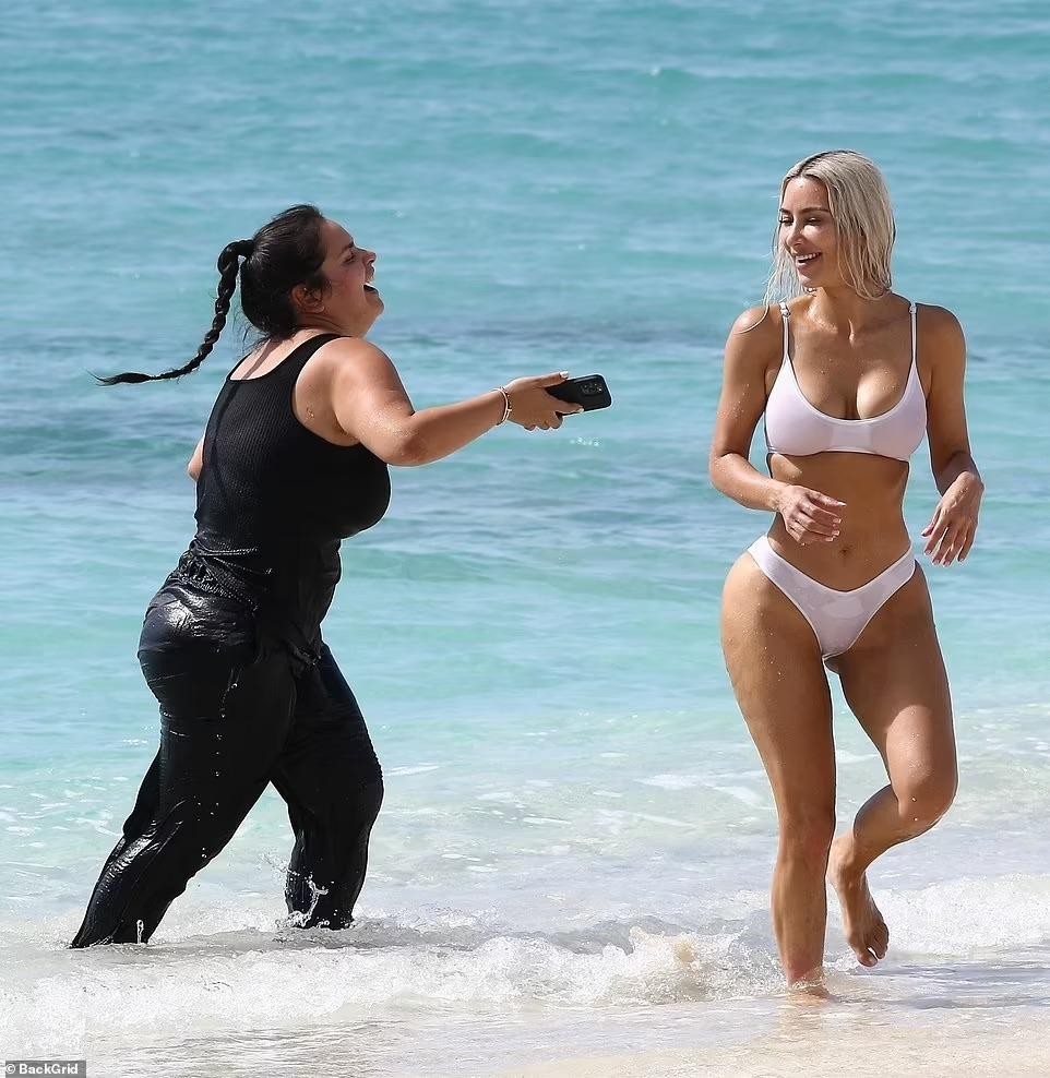 Kim Kardashian quyến rũ khó cưỡng với bikini, ‘siêu vòng ba’ năm xưa đã không còn - Ảnh 8.