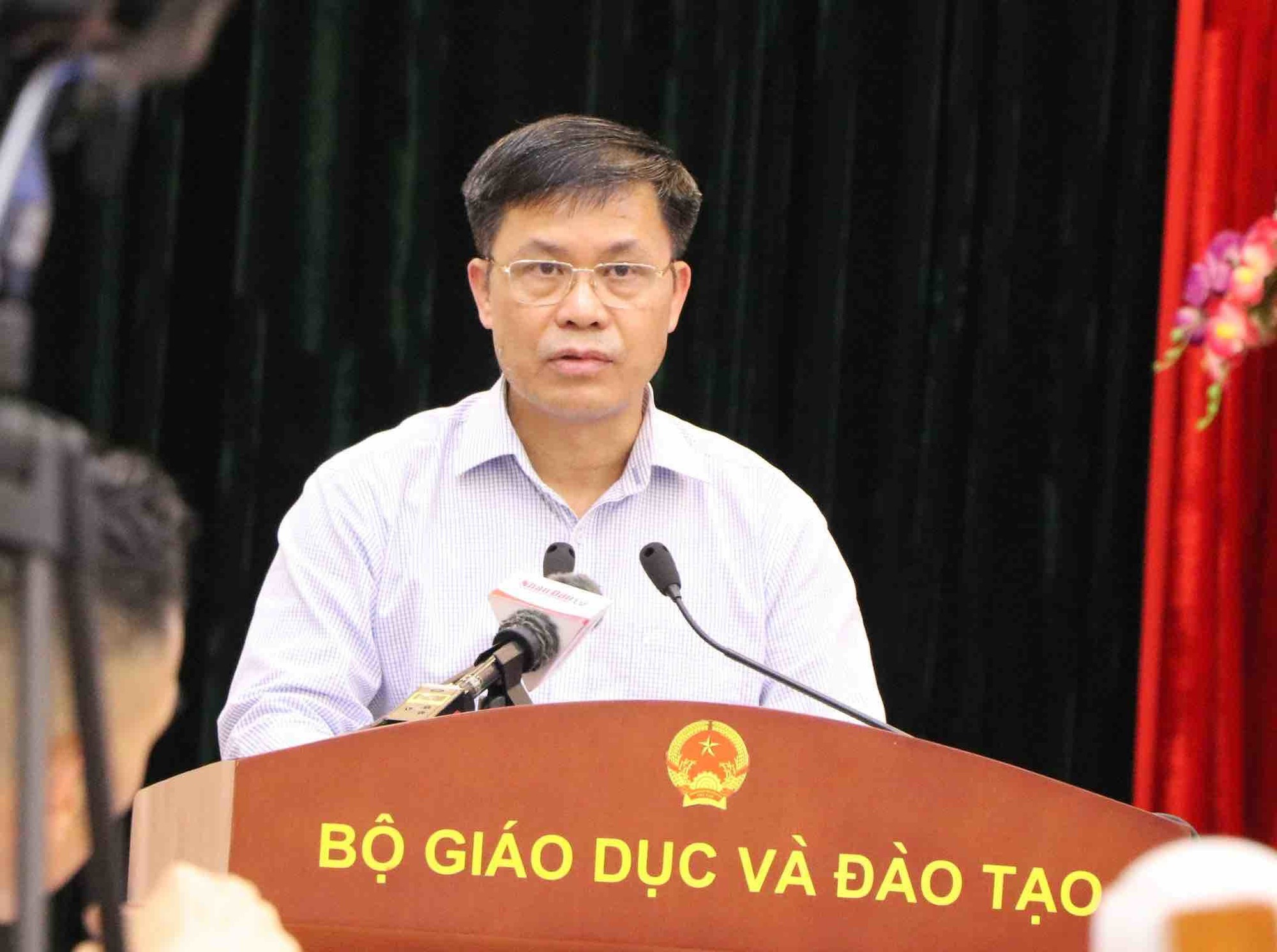 Bộ GD&ĐT th&ocirc;ng tin về chuyện th&iacute; sinh mang điện thoại v&agrave;o ph&ograve;ng thi v&igrave; kh&ocirc;ng c&oacute; chỗ tr&ocirc;ng coi đồ - Ảnh 1.