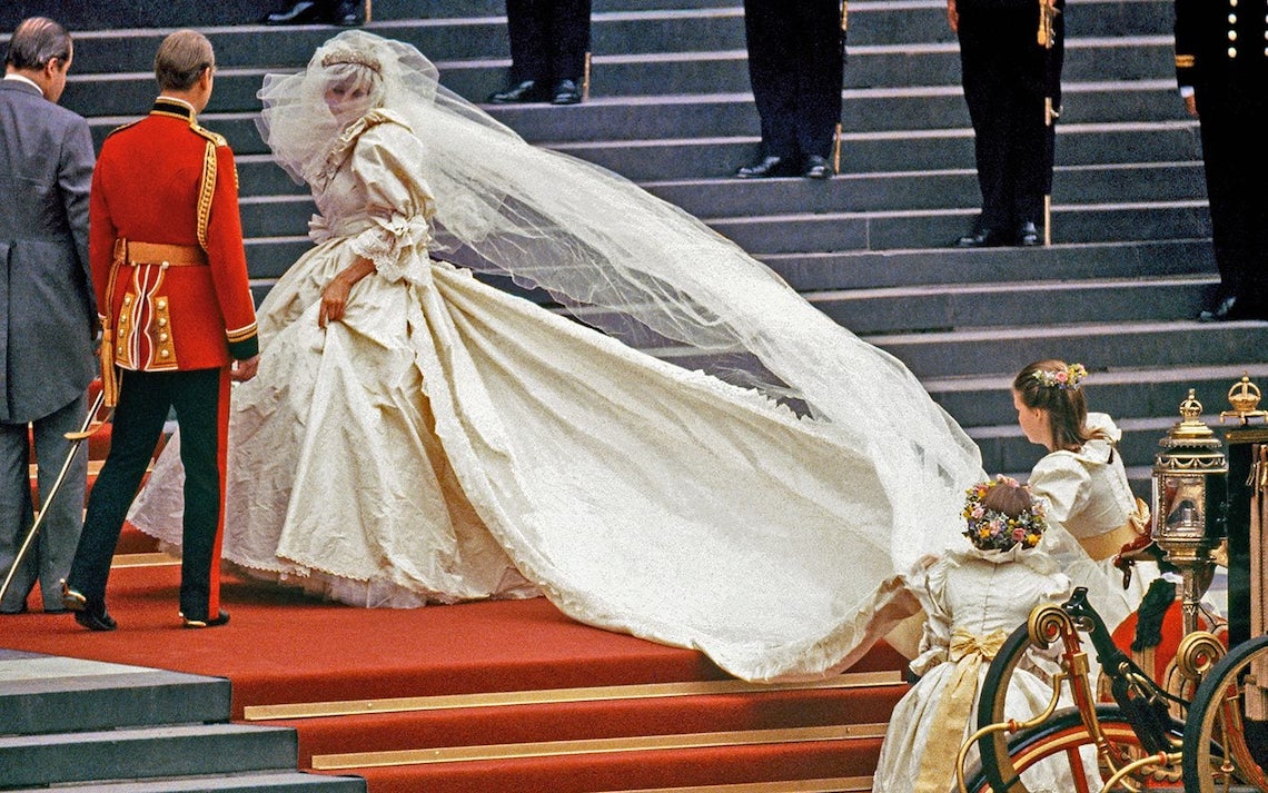 Dù mang tính kinh điển nhưng váy cưới của Công nương Diana bị đánh giá có rất nhiều vấn đề - Ảnh 3.