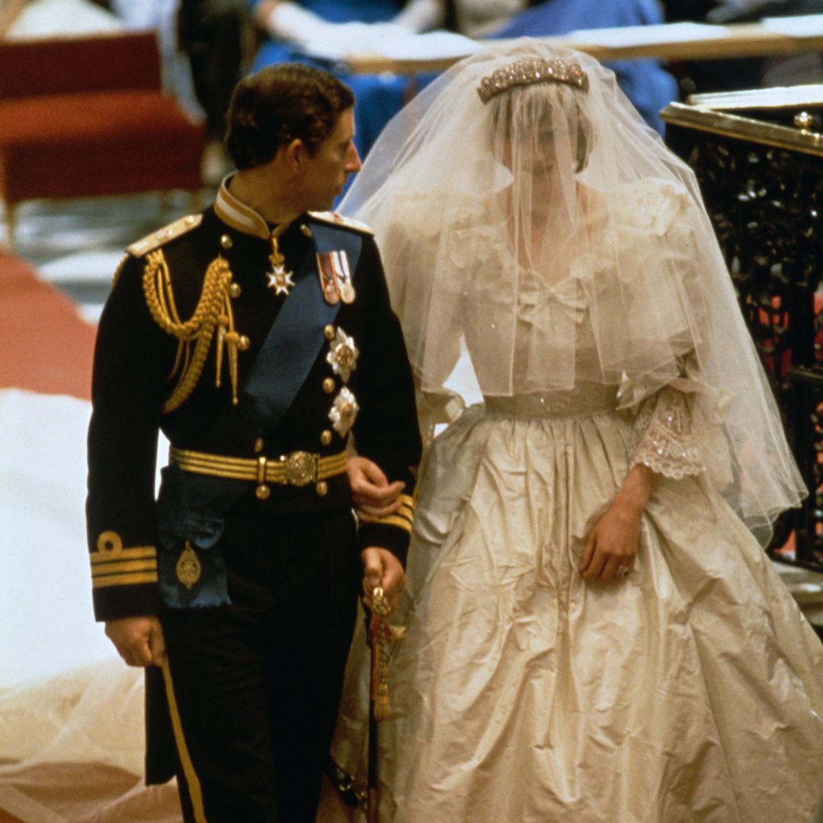Dù mang tính kinh điển nhưng váy cưới của Công nương Diana bị đánh giá có rất nhiều vấn đề - Ảnh 4.