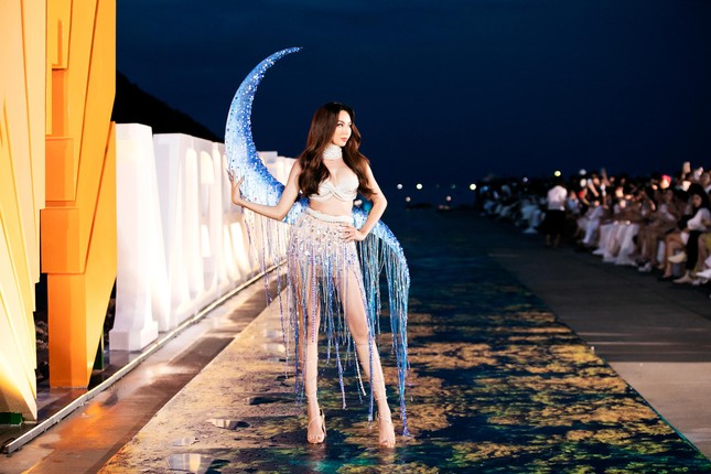 Hai lần làm vedette đều gặp sự cố, Hoa hậu Thùy Tiên vẫn có cách xử lý khiến fans nể phục  - Ảnh 2.