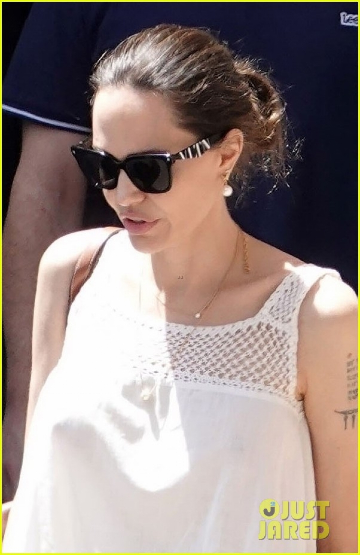 Angelina Jolie để mặt mộc xinh đẹp đi thăm Bảo tàng Vatican cùng con gái nuôi - Ảnh 5.