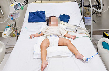 Cập nhật tình trạng sức khỏe của bé gái 18 tháng tuổi nghi bị bạo hành tại Hà Nội - Ảnh 2.