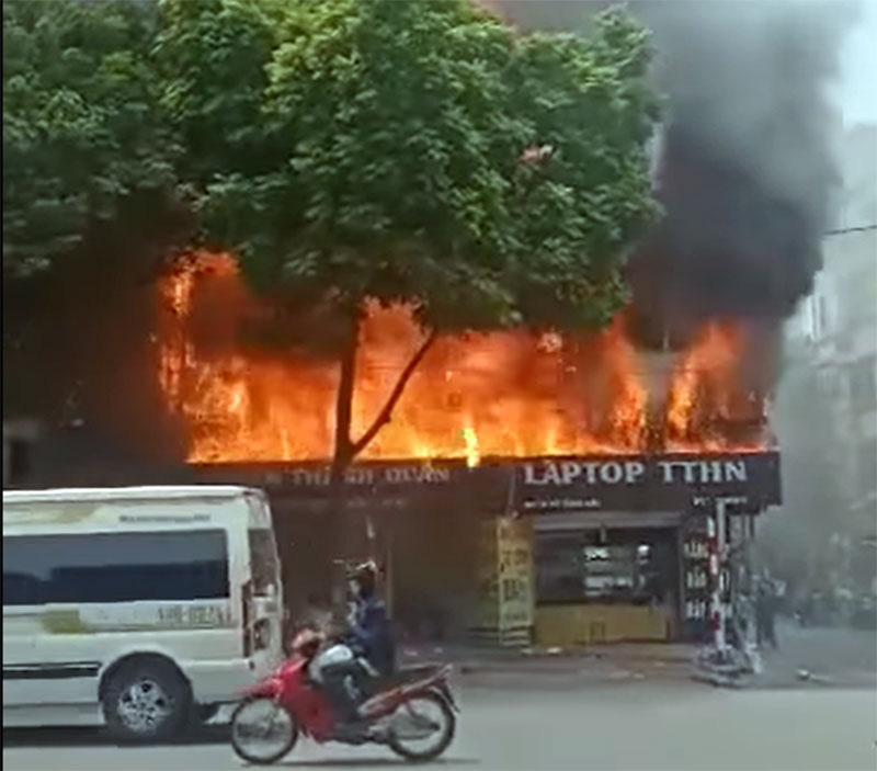 Hà Nội: Cháy lớn thiêu rụi cửa hàng máy tính ở Hồ Tùng Mậu - Ảnh 2.