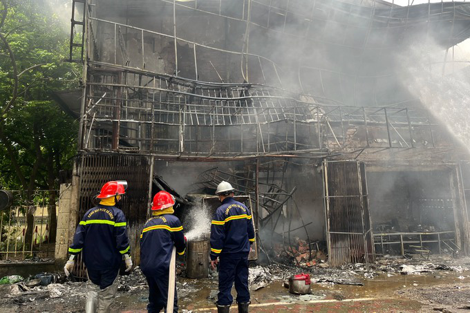 Hà Nội: Cháy lớn thiêu rụi cửa hàng máy tính ở Hồ Tùng Mậu - Ảnh 4.