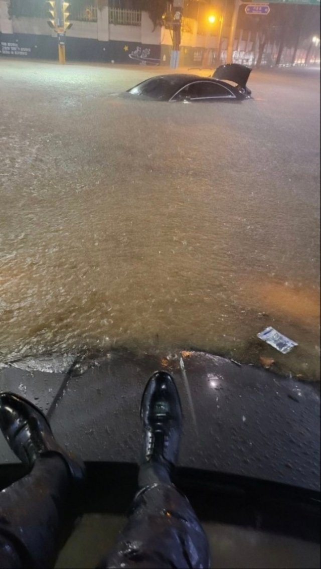 Ảnh gây bão mạng trong trận mưa lịch sử ở Seoul: Người đàn ông bị kẹt trên nóc xe sang - Ảnh 2.