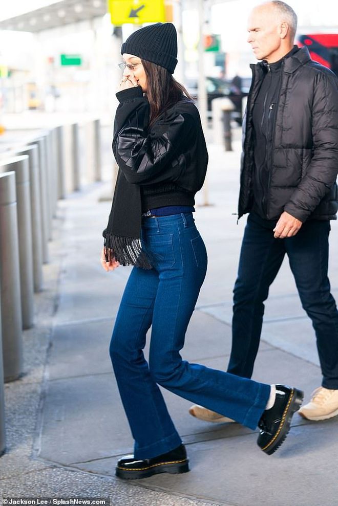 bella-hadid-rocks-retro-flared-jeans-as-she-touches-down-in-new-york-16600130242941877215592-1660100308937-16601003091371881575193.jpg