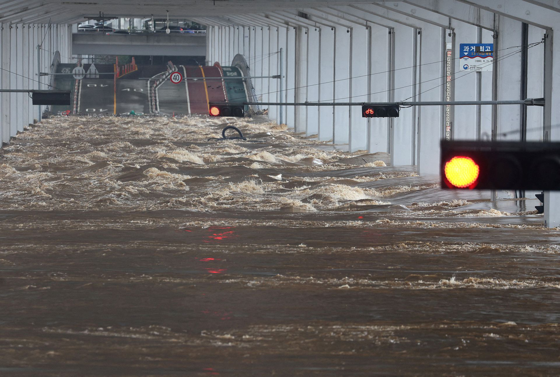 Mưa giảm bớt ở thủ đô Hàn Quốc trong bối cảnh lũ lụt gây thiệt hại nặng nề - Ảnh 4.